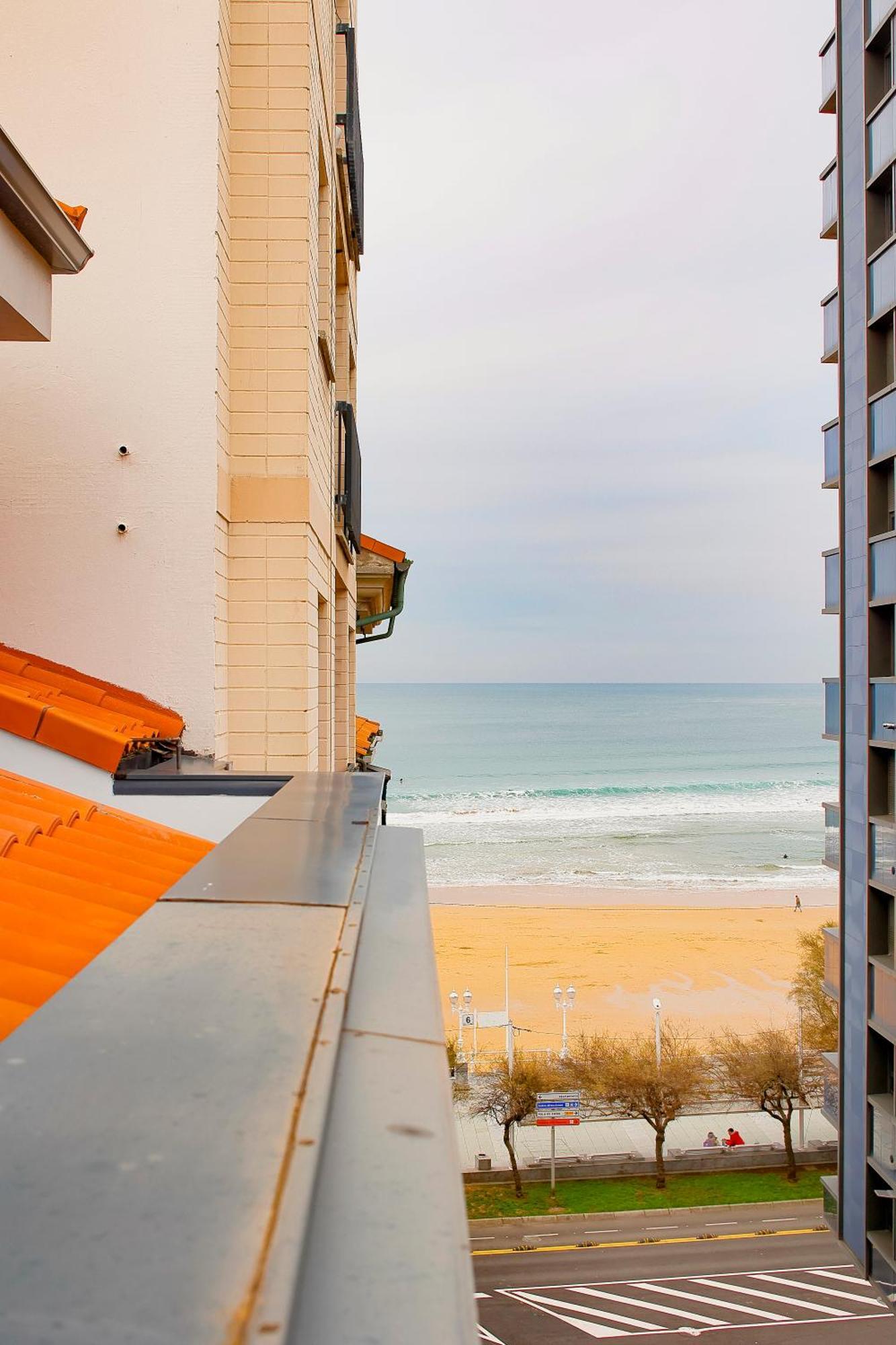 Atico Con Terraza En Playa De San Lorenzo 希洪 外观 照片